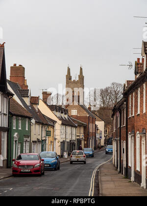 Une vue le long de la rue inférieure Olland Bungay, Suffolk avec l'église St Mary à l'arrière-plan Banque D'Images