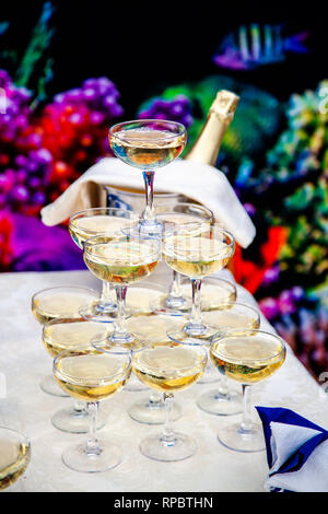 Verres de Champagne debout dans une tour à la partie. Banque D'Images