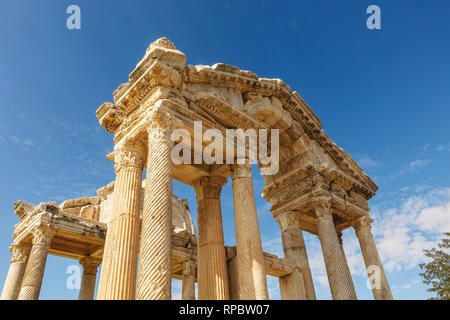 Le Tetrapylon (porte monumentale) sur un site archéologique d'Helenistic ville d'Aphrodisias dans l'ouest de l'Anatolie, la Turquie. Banque D'Images