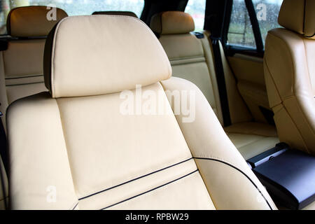 Voiture de luxe à l'intérieur. Intérieur de prestige voiture moderne. Les sièges en cuir confortables. Cuir cousu beige de pilotage. Banque D'Images