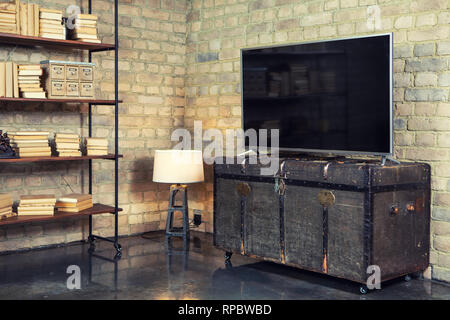 Plat à l'intérieur en style retro sur la poitrine avec des objets de décoration Banque D'Images