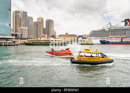 Les taxis de l'eau et des bateaux dans le port de Sydney en Australie sur l'image Banque D'Images