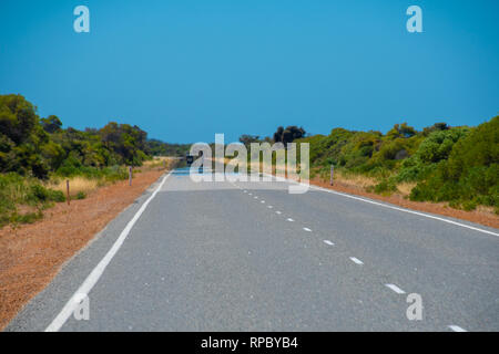 Mirage Fata Morgana montrant sur le hot Road en Australie Banque D'Images