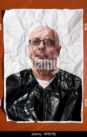 Photo portrait d'un homme chauve avec des lunettes et froissé froissé, concept de vieillissement