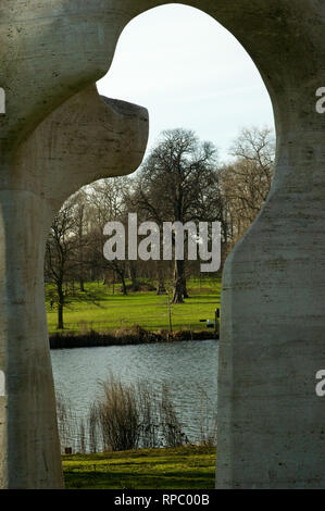 Hyde Park, Londres avec Henry Moore Arch en premier plan Banque D'Images