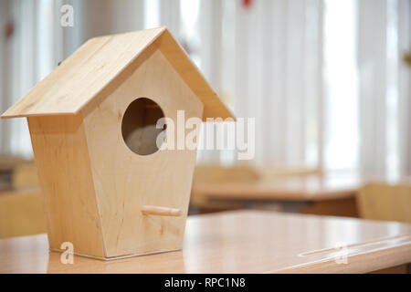 Nid d'oiseau en bois . Cabane en bois . Little Bird house pendaison au milieu de branches Banque D'Images