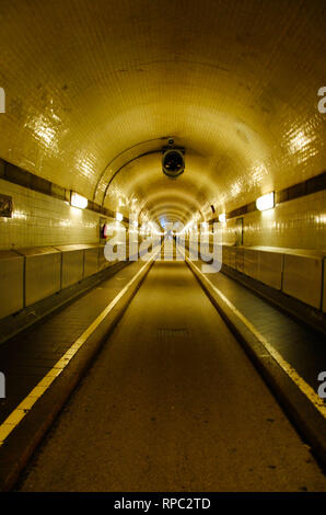 Voir l'Elbtunnel le long de la célèbre dans Hambourg en Allemagne qui relie les Landungsbrücken avec l'autre côté de l'Elbe Banque D'Images