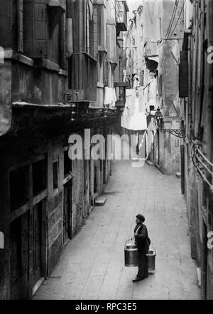 Italie, Vénétie, Venise, en attendant le panier dans une rue, 1910-20 Banque D'Images