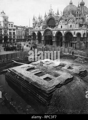 Italie, Vénétie, Venise, Piazza San Marco, bloc de la base du clocher après l'effondrement, 1902 Banque D'Images