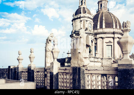 Les dômes de la cathédrale dédiée à Sainte Agathe de Catane, Sicile, Italie Banque D'Images