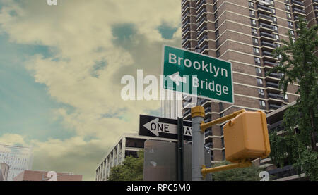 Manhattan, New York, USA, 14 octobre 2018. Pont de Brooklyn sign post avec des bâtiments dans l'arrière-plan sur un ciel nuageux. Banque D'Images