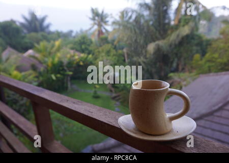 Une tasse de café prêt à boire le matin Banque D'Images