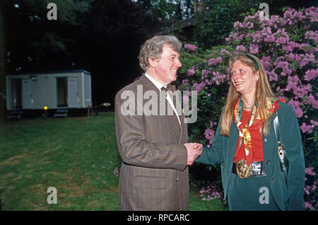 Serafim Nicolajevich Graf Miloradovich mit Tochter Alexandra Prinzessin Von Croy à Dülmen, Allemagne 1988. Les parents de la princesse Alexandra von Croy : Serafim Nicolajevich Count Miloradovich et sa fille à Duelmen, Allemagne 1988. Banque D'Images