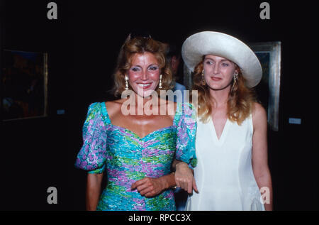 Francesca Baronin von Thyssen Bornemisza (rechts) im Gespräch mit Baronin Carmen Tita Thyssen Bornemisza, Österreich 1994. La baronne Francesca von Thyssen Bornemisza (droite) parlant de Baronin Carmen Tita Thyssen Bornemisza, Autriche 1994. Banque D'Images