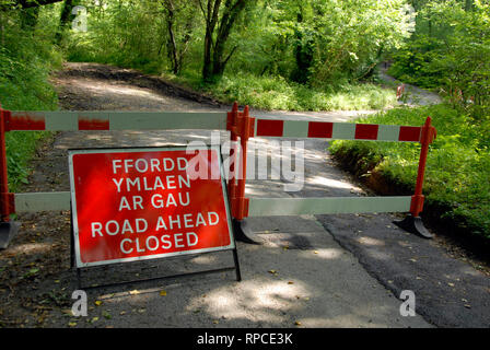 Inscrivez-vous sur la 'route fermée" en deux langues, anglais et gallois. Banque D'Images