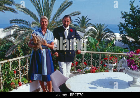 Magrit Herzogin de Mora y Aragon mit Ehemann Don Jaime en Marbella, Espagne 1991. Magrit duchesse de Mora y Aragon avec son mari Don Jaime à Marbella, Espagne 1991. Banque D'Images