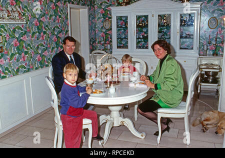 Christian Ludwig der Kinder und Irina von Eltern und Preußen Christian Sigismund und Nina, geb. von Reventlow, Deutschland 1991. Les enfants Christian Ludwig et Irina de Prusse et leurs parents Christian Sigismund et Nina, née von Reventlow, Allemagne 1991. Banque D'Images