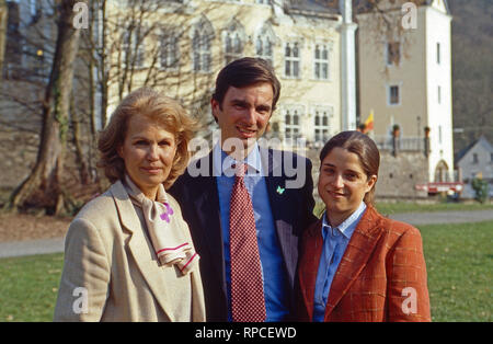 Erbprinz Heinrich zu Sayn-Wittgenstein-Sayn mit Mutter Fürstin Gabriela und senneur Verlobten Donna Priscilla Incisa della Rochetta, Deutschland 2002 de Sayn. Héritier de trône Heinrich zu Sayn Sayn Wittgenstein avec sa mère la Princesse Gabriela et sa fiancée Donna Priscilla Incisa della Rochetta à Sayn, Allemagne 2002. Banque D'Images