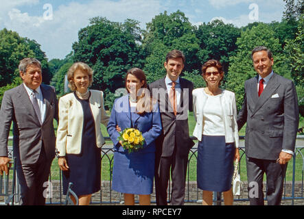 Erbprinz Heinrich zu Sayn-Wittgenstein-Sayn und seine Ehefrau Donna Priscilla Incisa della Rochetta mit beiden dans Elternpaaren Sayn, Deutschland 2002. Héritier de trône Heinrich zu Sayn Sayn Wittgenstein et sa femme Donna Priscilla Incisa della Rochetta et leurs parents à Sayn, Allemagne 2002. Banque D'Images