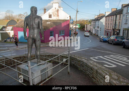 La statue de bronze de héros local et world champion de lutte 'Danno' O'Mahony, donne de l'autre côté de la rue principale de Ballydehob, West Cork, Irlande. Banque D'Images
