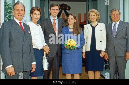 Erbprinz Heinrich zu Sayn-Wittgenstein-Sayn und seine Ehefrau Donna Priscilla Incisa della Rochetta mit beiden dans Elternpaaren Sayn, Deutschland 2002. Héritier de trône Heinrich zu Sayn Sayn Wittgenstein et sa femme Donna Priscilla Incisa della Rochetta et leurs parents à Sayn, Allemagne 2002. Banque D'Images