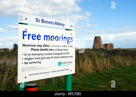 Inscrivez-vous gratuitement moorings, St Benet's Abbey, rivière Bure, Norfolk, Angleterre, avec au-delà de l'abbaye demeure Banque D'Images