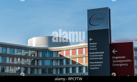 Auderghem, Bruxelles / Belgique - 0218 2019 : Façade et panneaux indicateurs à l'entrée de l'hôpital CHIREC Banque D'Images