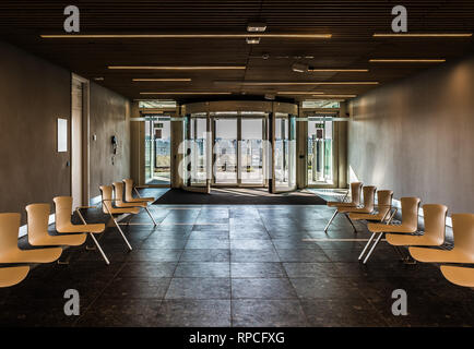 Auderghem, Bruxelles / Belgique - 0218 2019 : HDF chaises dans une salle d'attente vide à l'hôpital CHIREC Banque D'Images