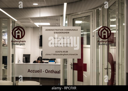 Auderghem, Bruxelles / Belgique - 0218 2019 : Centre de service civil de la municipalité, donnant naissance à l'hôpital CHIREC Banque D'Images