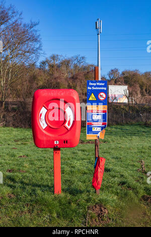 L'équipement de sécurité de l'eau sur la rivière Medway Valley à pied près de Barming, Maidstone, Kent, UK Banque D'Images