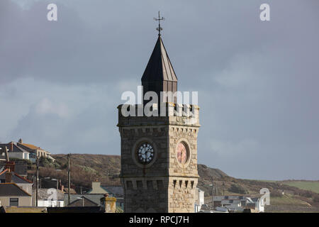 Le bâtiment de l'Institut de Porthleven avec ses 70ft Tour de l'horloge. Construit par le propriétaire de l'usine et de la mine en 1884 William Bickford-Smith en tant que scientifi Banque D'Images