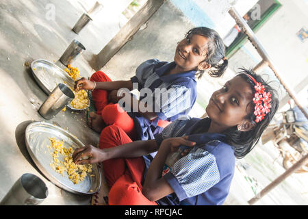 Filles rurales indiennes déjeuner à l'école, village de keshabpur, Bengale-Occidental, 1er février 2019 Banque D'Images