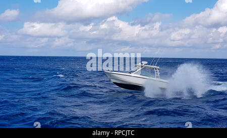 La pêche de vitesse saute du bateau offre des vagues de la mer et l'océan bleu croisière jour en France. Belle eau bleu Banque D'Images