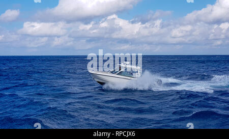 La pêche de vitesse saute du bateau offre des vagues de la mer et l'océan bleu croisière jour en France. Belle eau bleu Banque D'Images