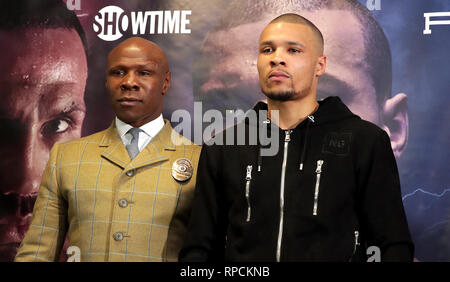 Chris Eubank Sr (à gauche) et Chris Eubank Jr au cours de la conférence de presse de l'Intercontinental à l'O2 de Londres. Banque D'Images