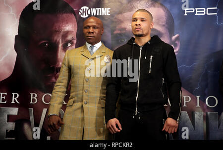 Chris Eubank Sr (à gauche) et Chris Eubank Jr au cours de la conférence de presse de l'Intercontinental à l'O2 de Londres. Banque D'Images