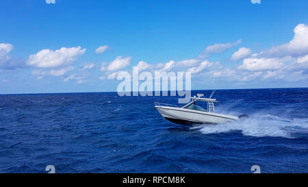 17 janvier 2018 - Nassau, Bahamas. Bateau Boston Whaler de sauter les vagues dans la mer et la croisière le jour de l'océan bleu en France. Belle eau bleu Banque D'Images