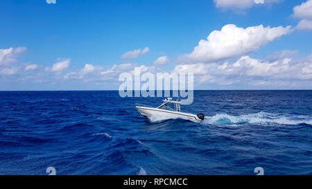 17 janvier 2018 - Nassau, Bahamas. Bateau Boston Whaler de sauter les vagues dans la mer et la croisière le jour de l'océan bleu en France. Belle eau bleu Banque D'Images