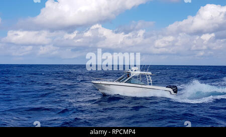 17 janvier 2018 - Nassau, Bahamas. Bateau Boston Whaler de sauter les vagues dans la mer et la croisière le jour de l'océan bleu en France. Belle eau bleu Banque D'Images