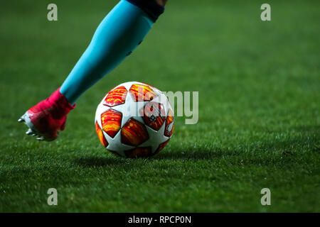 Thessalonique, Grèce - Février 19, 2019 : les pieds de footballeur avec balle dans la Ligue des jeunes de l'UEFA sur le terrain de second tour entre Paok - Tottenham à tou Banque D'Images