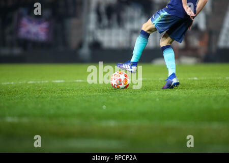 Thessalonique, Grèce - Février 19, 2019 : les pieds de footballeur avec balle dans la Ligue des jeunes de l'UEFA sur le terrain de second tour entre Paok - Tottenham à tou Banque D'Images