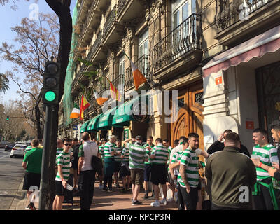 Celtic supporters à l'extérieur de St Patrick's bar à Valence, en Espagne, où les fans ont fait valoir qu'ils ont été blessé après avoir été frappé avec des matraques, des boucliers antiémeutes et des balles en caoutchouc par la police avant de l'Europa League club match contre l'équipe espagnole Valence mercredi. Fans. Banque D'Images