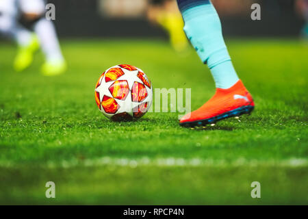 Thessalonique, Grèce - Février 19, 2019 : les pieds de footballeur avec balle dans la Ligue des jeunes de l'UEFA sur le terrain de second tour entre Paok - Tottenham à tou Banque D'Images