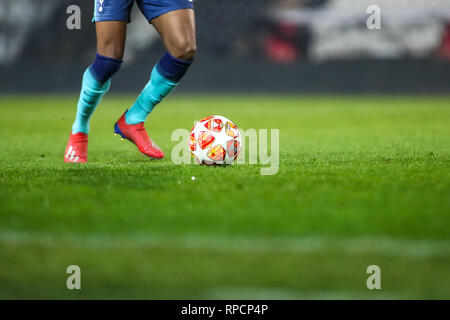 Thessalonique, Grèce - Février 19, 2019 : les pieds de footballeur avec balle dans la Ligue des jeunes de l'UEFA sur le terrain de second tour entre Paok - Tottenham à tou Banque D'Images