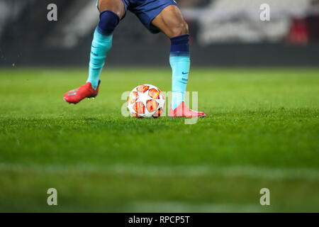 Thessalonique, Grèce - Février 19, 2019 : les pieds de footballeur avec balle dans la Ligue des jeunes de l'UEFA sur le terrain de second tour entre Paok - Tottenham à tou Banque D'Images