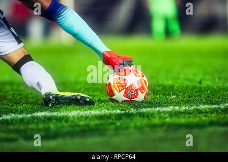 Thessalonique, Grèce - Février 19, 2019 : les pieds de footballeur avec balle dans la Ligue des jeunes de l'UEFA sur le terrain de second tour entre Paok - Tottenham à tou Banque D'Images