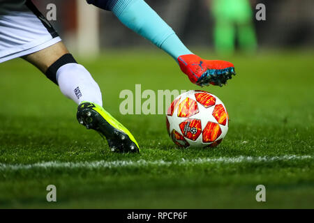 Thessalonique, Grèce - Février 19, 2019 : les pieds de footballeur avec balle dans la Ligue des jeunes de l'UEFA sur le terrain de second tour entre Paok - Tottenham à tou Banque D'Images