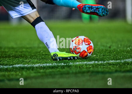 Thessalonique, Grèce - Février 19, 2019 : les pieds de footballeur avec balle dans la Ligue des jeunes de l'UEFA sur le terrain de second tour entre Paok - Tottenham à tou Banque D'Images