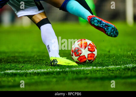 Thessalonique, Grèce - Février 19, 2019 : les pieds de footballeur avec balle dans la Ligue des jeunes de l'UEFA sur le terrain de second tour entre Paok - Tottenham à tou Banque D'Images