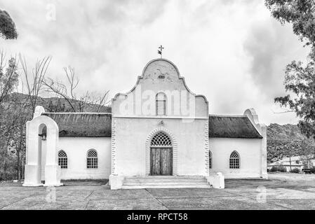 WUPPERTHAL, AFRIQUE DU SUD, le 27 août 2018 : l'Église morave d'Wupperthal dans les montagnes de Cederberg la Province du Cap occidental. Monochrome Banque D'Images